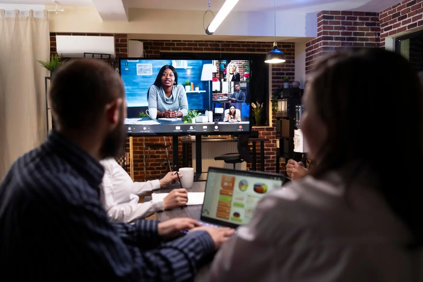 Удалённая совместная работа и бизнес-стратегия в офисе