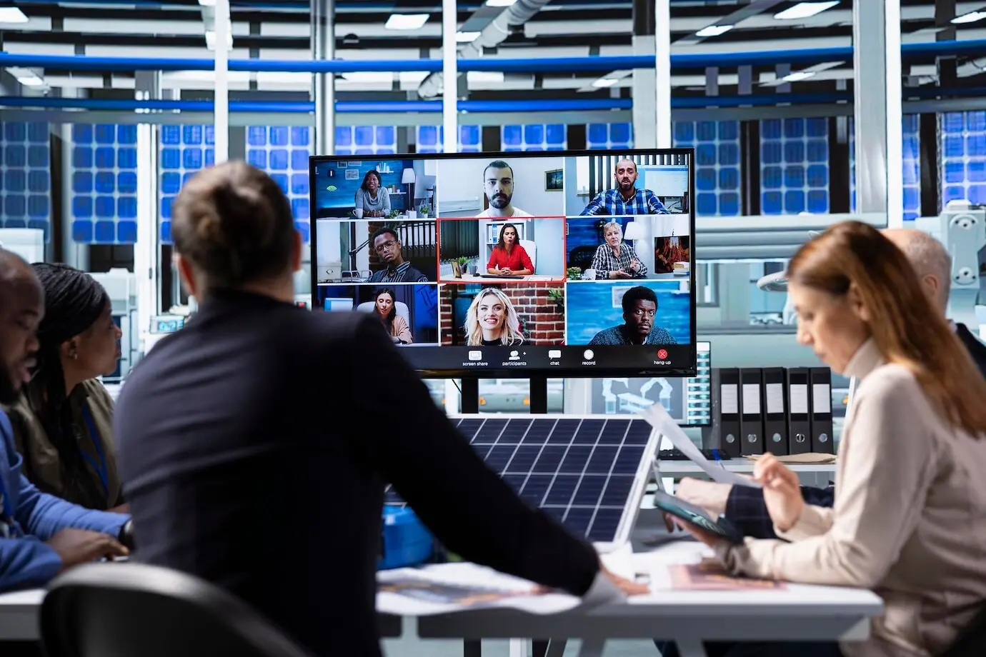 Менеджер на промышленном предприятии проводит онлайн‑видеозвонок для презентации активов компании.